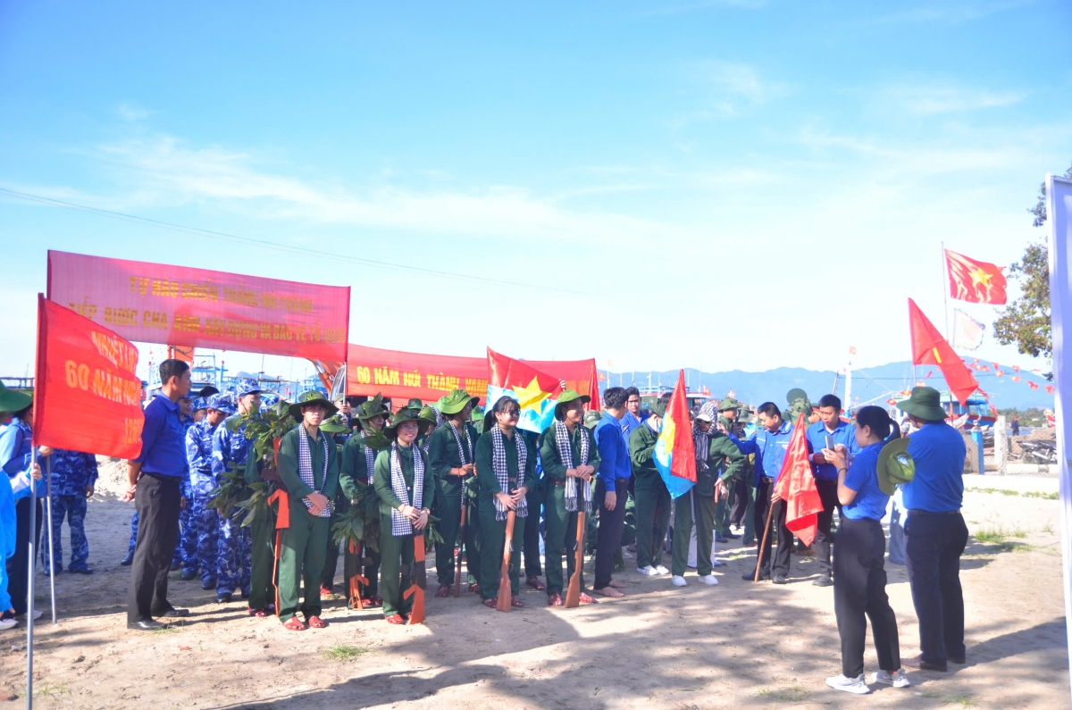 Các đoàn viên của Vùng cảnh sát biển 2 và đoàn viên địa phương tham gia các hoạt động trong hành trình “Viết tiếp ngọn lửa truyền thống cách mạng”
