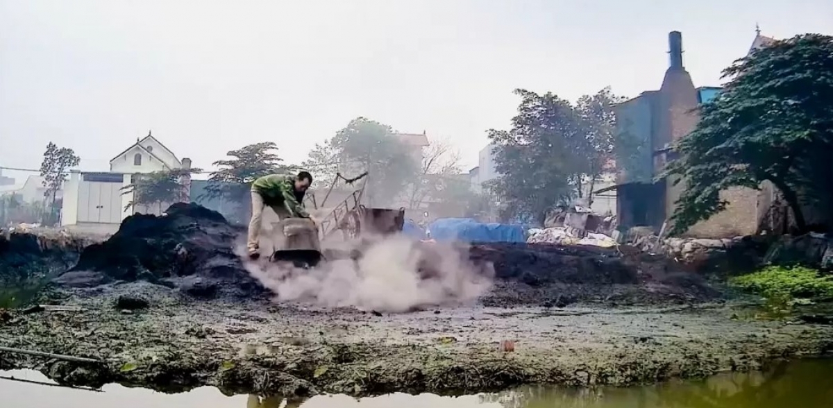 Nhiều người dân còn lợi dụng những xỉ thải nhôm, đồng này để lấp ao hồ, làm mặt bằng mới. (Ảnh: Báo Công thương)