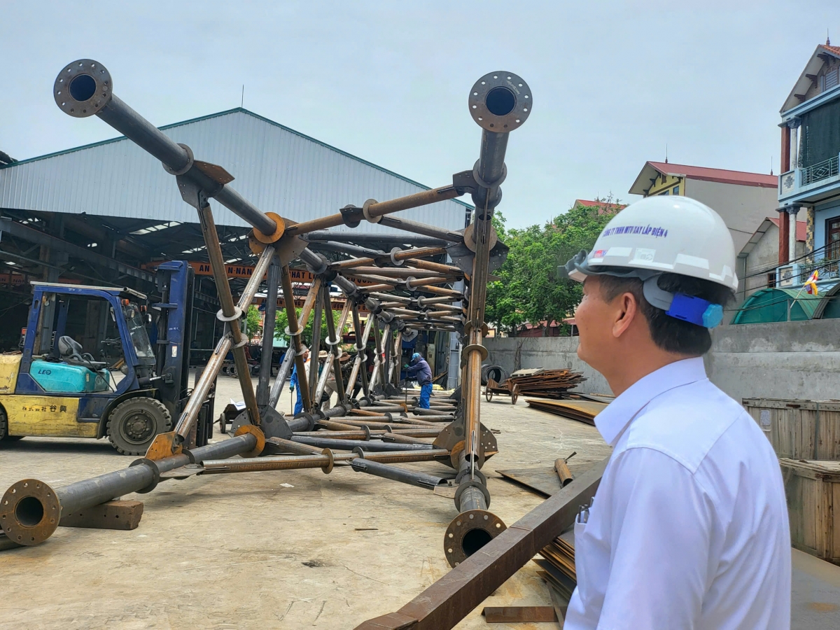 Ông Bùi Quang Cảnh - Giám đốc Công ty TNHH MTV Xây lắp điện 4 (PCC4) kiểm tra tiến độ, chất lượng cột thép cung cấp ra công trường