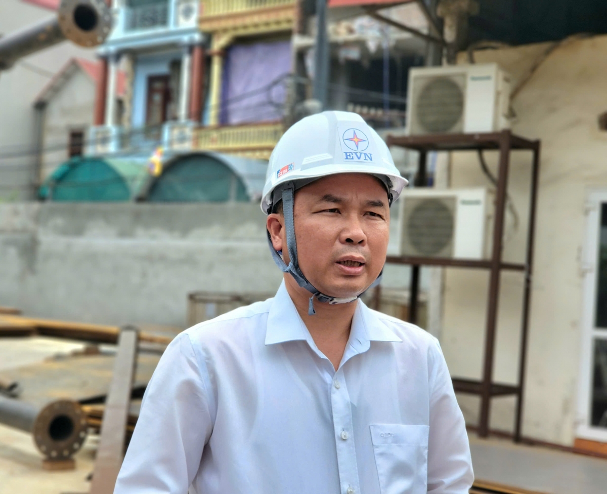 Ông Đỗ Quang Khải, Phó Giám đốc Ban Quản lý dự án Điện 1 kiêm Giám đốc Ban điều hành Dự án đường dây 500kV Lào Cai - Vĩnh Yên kiểm tra tiến độ sản xuất cột thép tại Công ty CP Cơ khí thương mại Xây lắp điện 4.