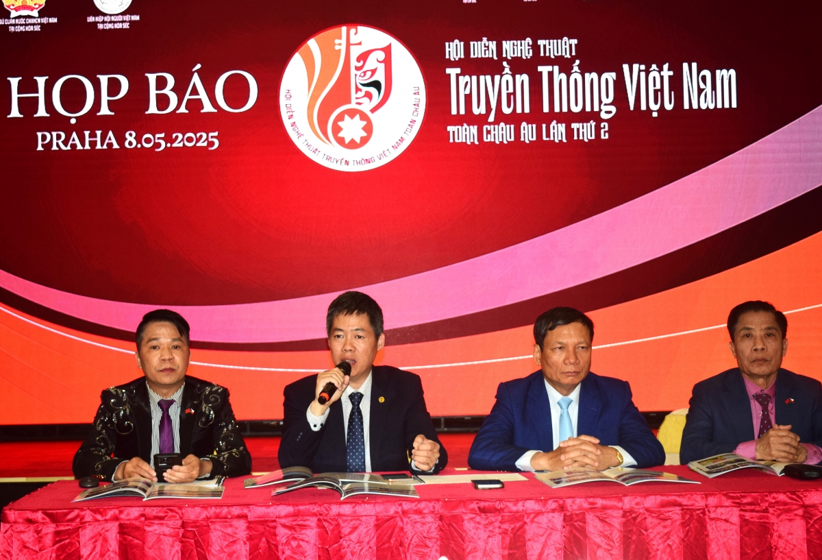 Ông Nguyễn Quốc Thành, Thường trực Ban Công tác Cộng đồng, Đại sứ quán Việt Nam tại Cộng hòa Séc phát biểu tại buổi họp báo