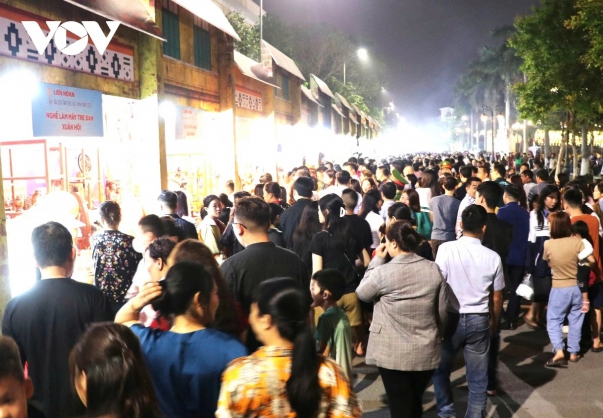 Đông đảo du khách trải nghiệm phố đi bộ Từ Sơn (Ảnh VOV)
