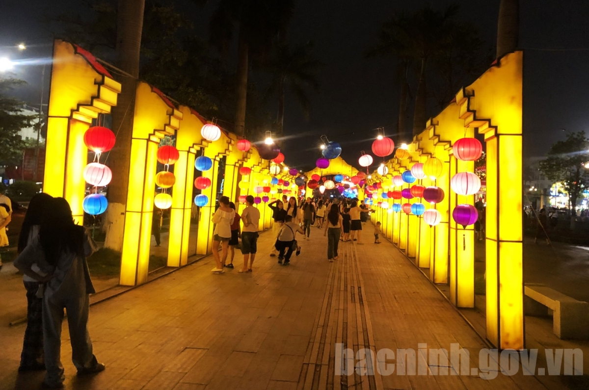 Không gian lễ hội đèn lồng ở phố đi bộ Từ Sơn (Ảnh: Cổng thông tin điện tử Bắc Ninh)