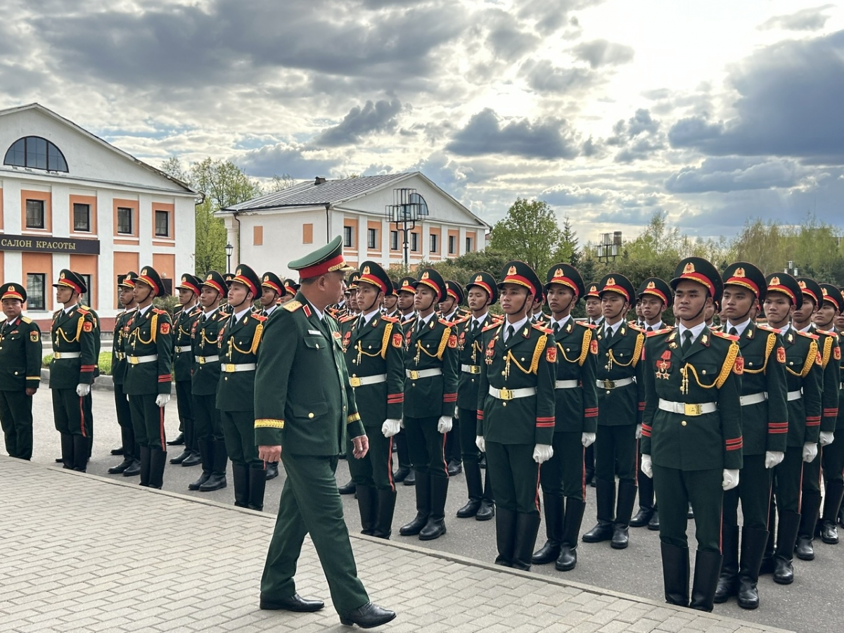 Trung tướng Nguyễn Quang Ngọc, Phó Tổng tham mưu trưởng Quân đội nhân dân Việt Nam thăm hỏi và động viên đoàn cán bộ chiến sĩ Việt Nam