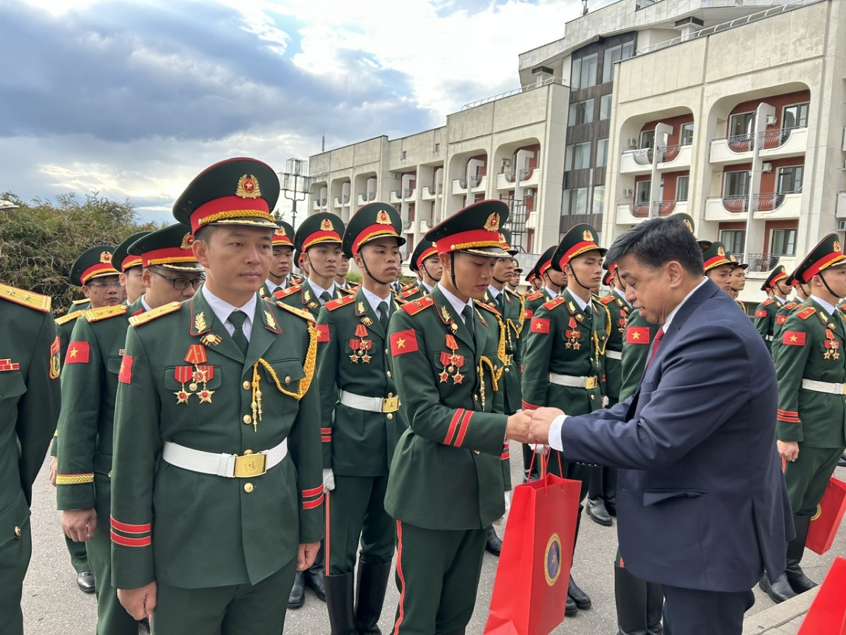 Ông Trần Phú Thuận, Phó Chủ tịch kiêm Tổng Thư ký Liên hiệp Các Tổ chức người Việt Nam tại Liên bang Nga trao quà, gửi gắm tình cảm của cộng đồng người Việt Nam tại LB Nga đến các cán bộ, chiến sĩ trong đoàn.