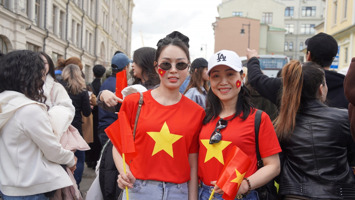 Người Việt tại Nga mặc áo cờ đỏ Sao vàng và mang theo Cờ đỏ Sao vàng chờ đón đoàn các chiến sĩ Việt Nam tại buổi Tổng duyệt Lễ duyệt binh trên Quảng trường Đỏ sáng 7/5