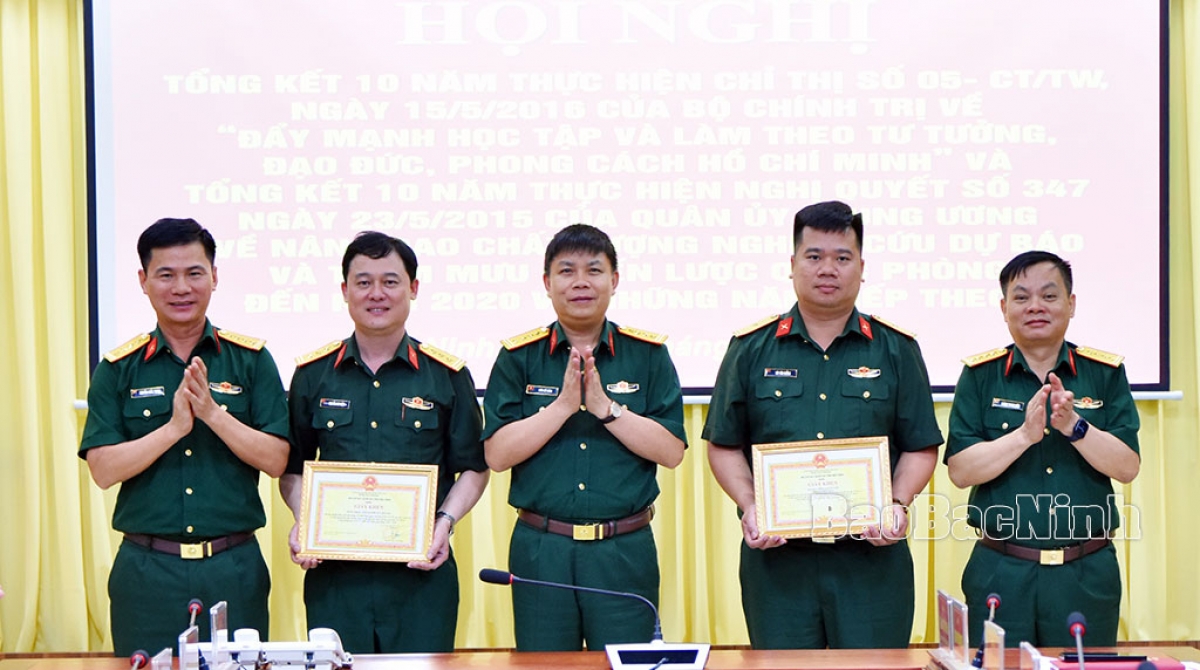 Lãnh đạo Bộ CHQS tỉnh trao Giấy khen cho các tập thể, cá nhân có thành tích xuất sắc trong thực hiện Chỉ thị số 05 của Bộ Chính trị. (Ảnh: Báo Bắc Ninh Online)