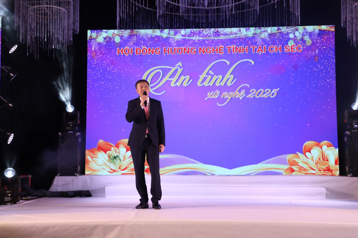 Đại sứ Dương Hoài Nam đánh giá cao những đóng góp tích cực trong thời gian qua vào việc gìn giữ và lan tỏa nét đẹp văn hóa truyền thống của Việt Nam đặc biệt là Dân ca Ví dặm.