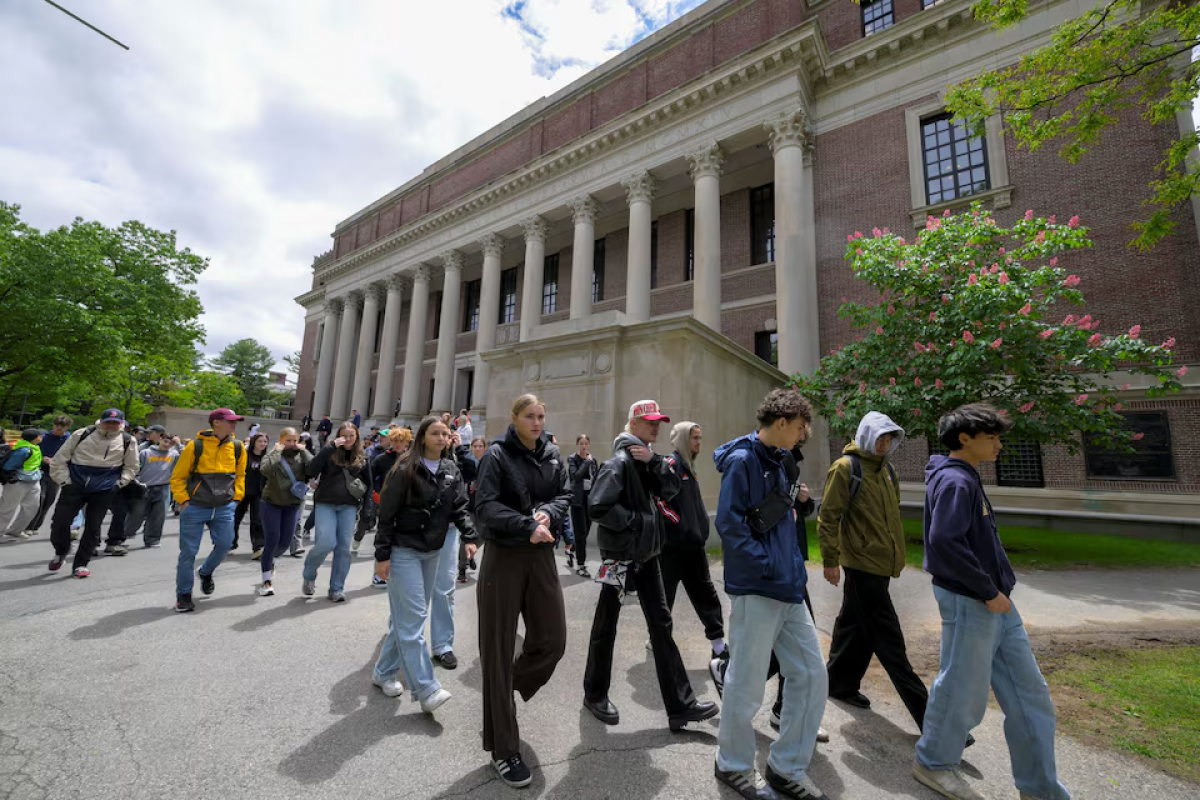 Sinh viên Đại học Harvard. Ảnh Reuters