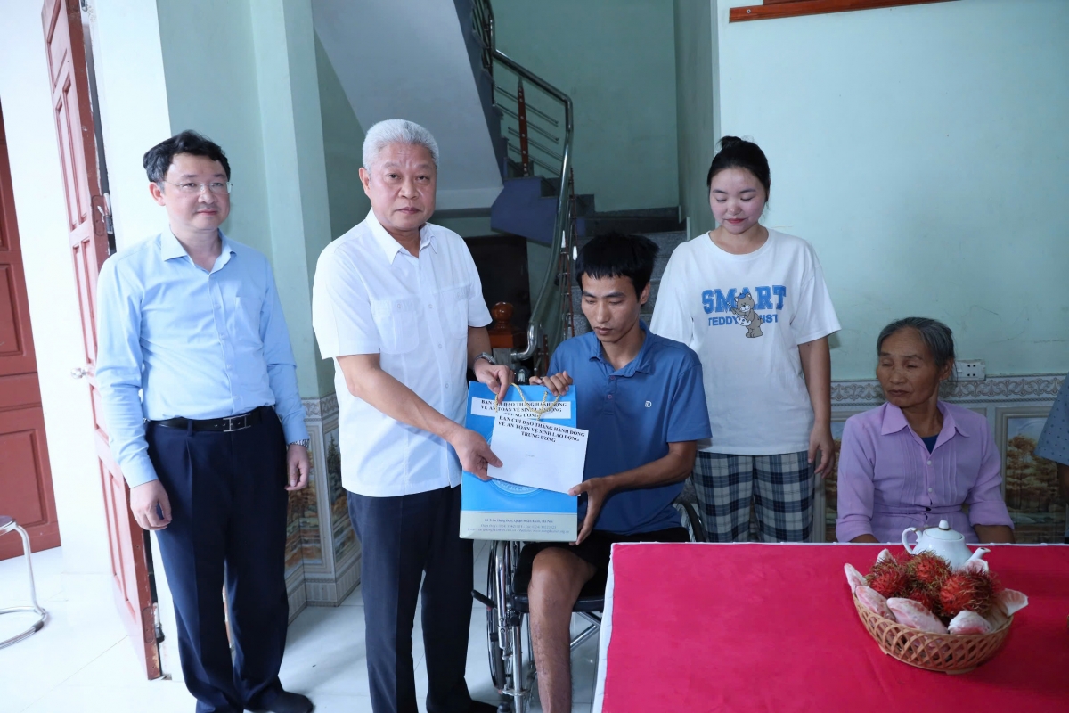 Thứ trưởng Bộ Nội vụ Nguyễn Mạnh Khương trao tặng quà cho nạn nhân tai nạn lao động