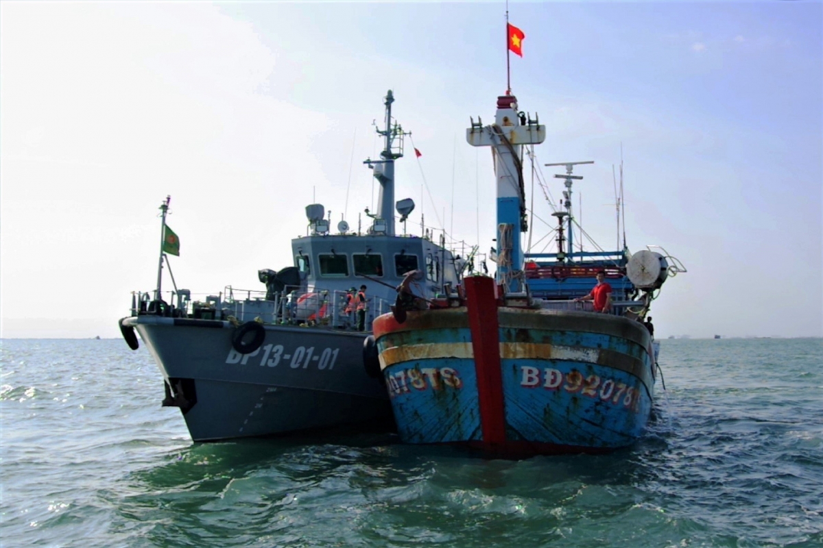 Lực lương biên phòng Bà Rịa Vũng Tàu kiểm tra tàu cá trên biển