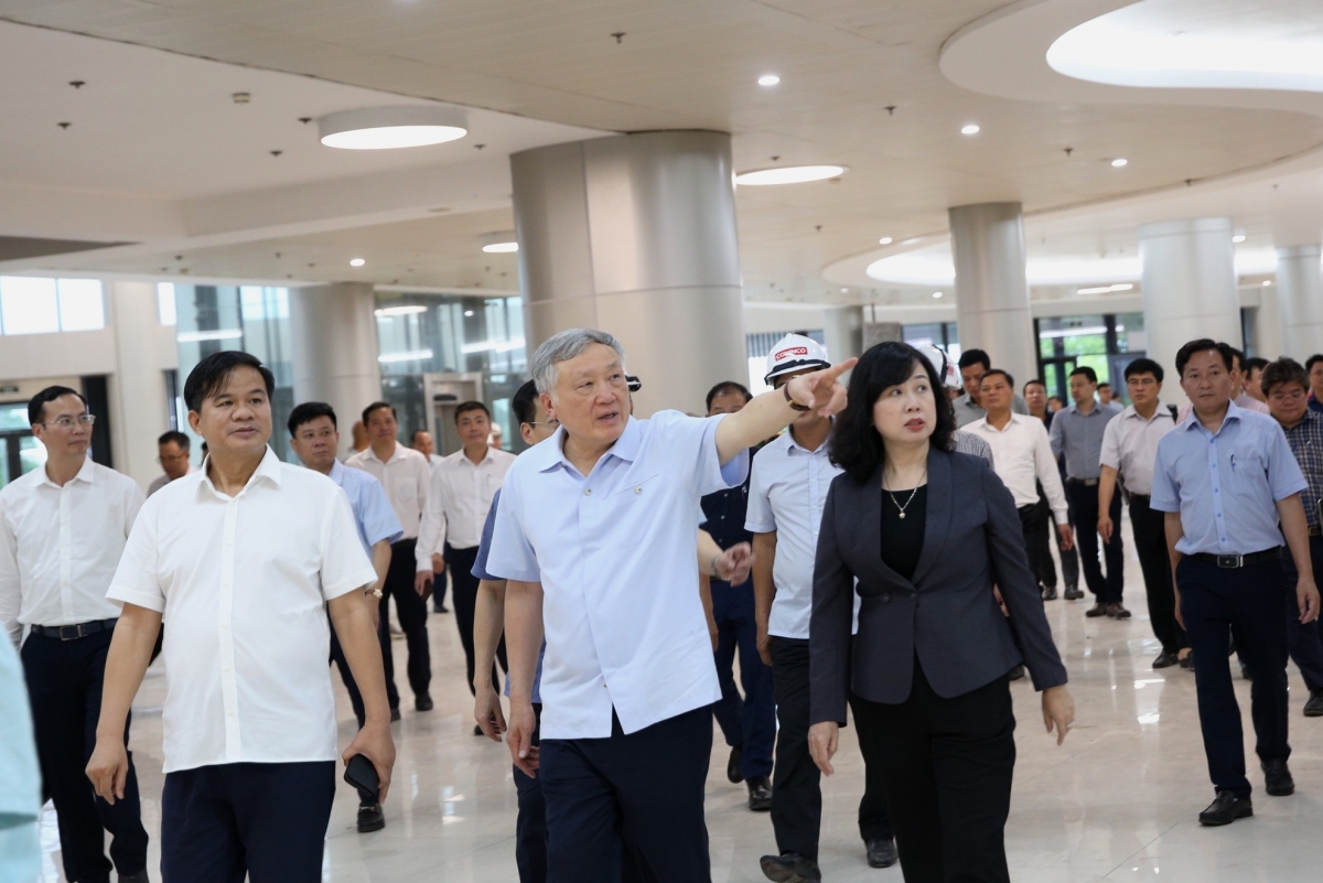 Phó Thủ tướng Thường trực Nguyễn Hòa Bình thị sát bệnh viện