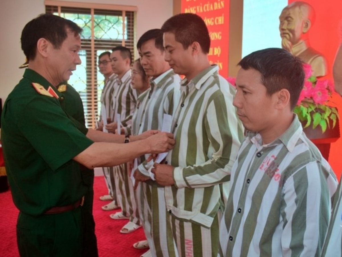 thieu_tuong_nguyen_thanh_huy_trao_giay_chung_nhan_dac_xa_cho_cac_pham_nhan.jpg