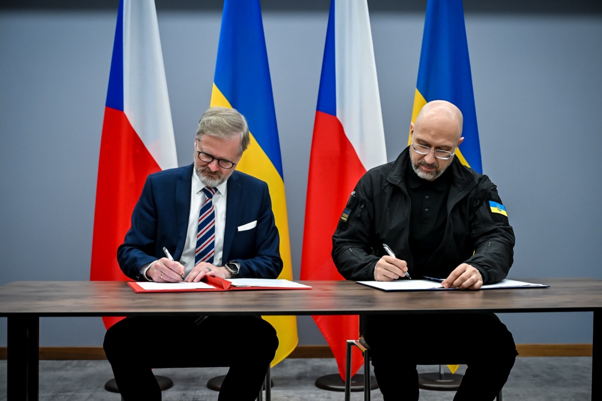 Thủ tướng Czech Petr Fiala (trái) và Thủ tướng Ukraine Shmyhal ký tuyên bố chung sau cuộc gặp ngày 20.05.25 (Ảnh-ods.cz)
