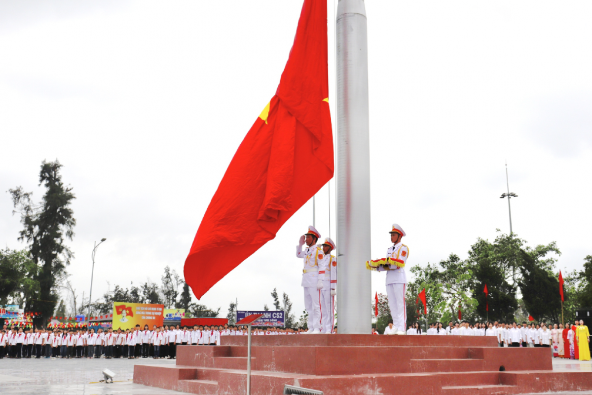 Lễ Thượng cờ được triển khai đồng thời ở 3 điểm đảo: Khuôn viên Quảng trường Di tích quốc gia đặc biệt - Khu lưu niệm Chủ tịch Hồ Chí Minh; Khuôn viên Cột cờ Tổ quốc xã Thanh Lân; Khuôn viên Cột cờ Tổ quốc thôn đảo Trần.