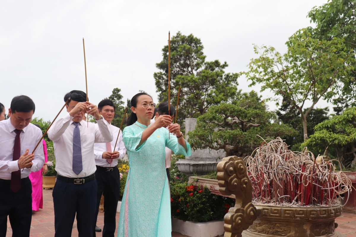 Các đại biểu thực hiện nghi lễ dâng hương.