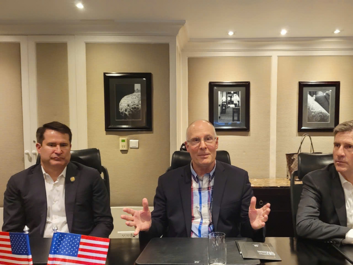 HNS John Moolenaar (giữa), HNS Seth Moulton (trái) và HNS Greg Stanton (ngoài cùng bên phải)