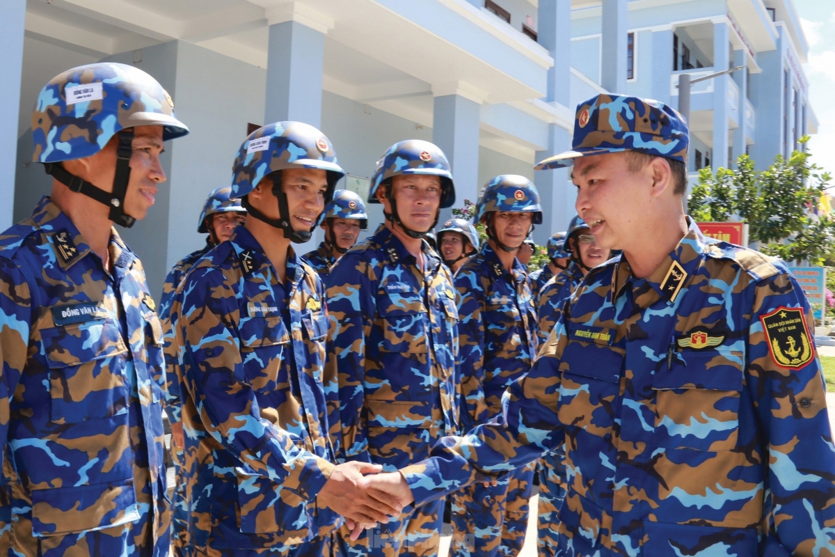 Chuẩn đô đốc Nguyễn Anh Tuấn, Tư lệnh Vùng 4 Hải quân kiểm tra, động viên cán bộ, chiến sĩ làm nhiệm vụ tại quần đảo Trường Sa.