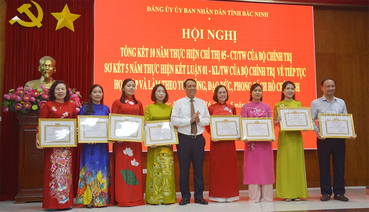 Lãnh đạo Đảng ủy UBND tỉnh trao tặng Giấy khen cho các cá nhân có thành tích xuất sắc trong học tập và làm theo tư tưởng, đạo đức, phong cách Hồ Chí Minh giai đoạn 2021-2025. (Ảnh: Cổng thông tin điện tử Bắc Ninh)