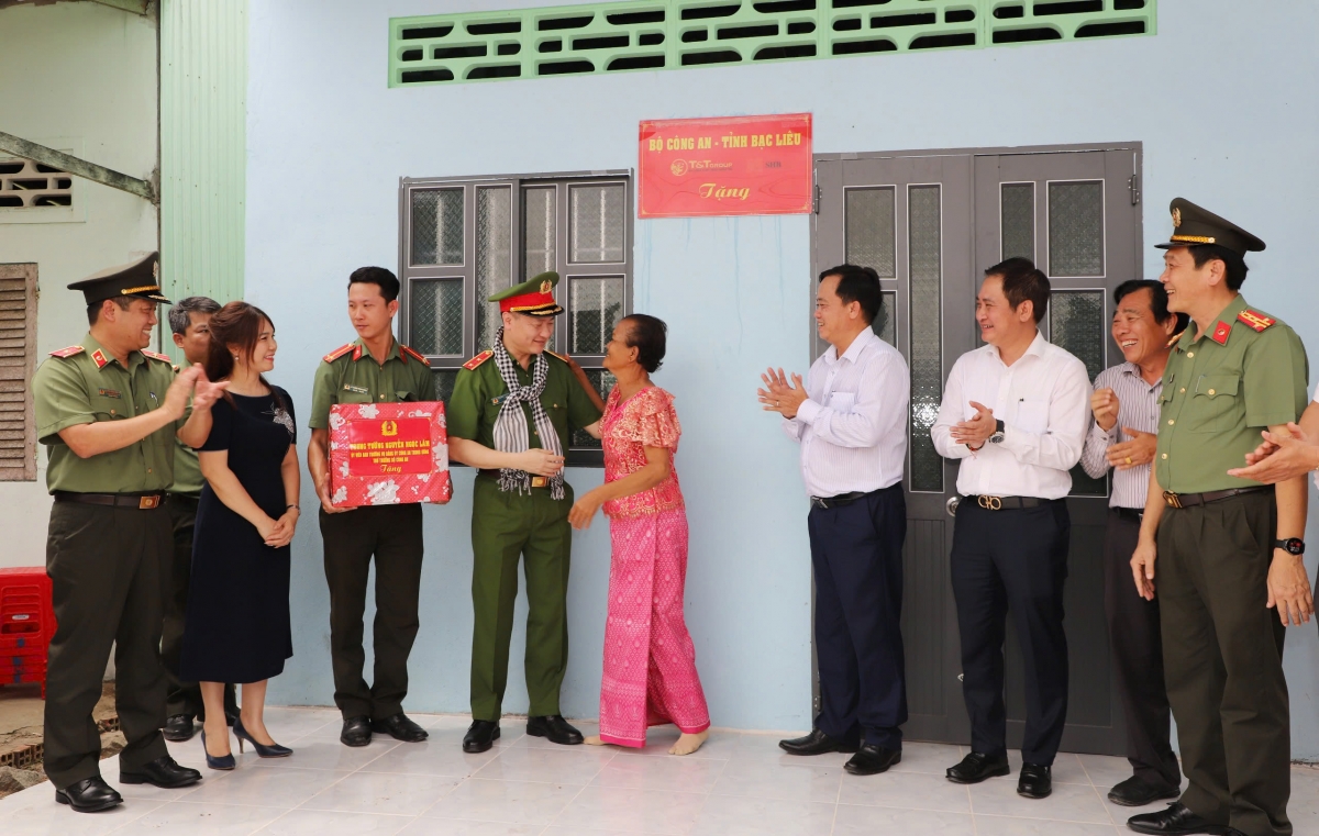 Lãnh đạo Bộ Công an và tỉnh Bạc Liêu cùng đại diện các nhà tài trợ khánh thành và bàn giao nhà, tặng quà cho hộ nghèo là đồng bào dân tộc Khmer ở xã Hưng Hội, huyện Vĩnh Lợi