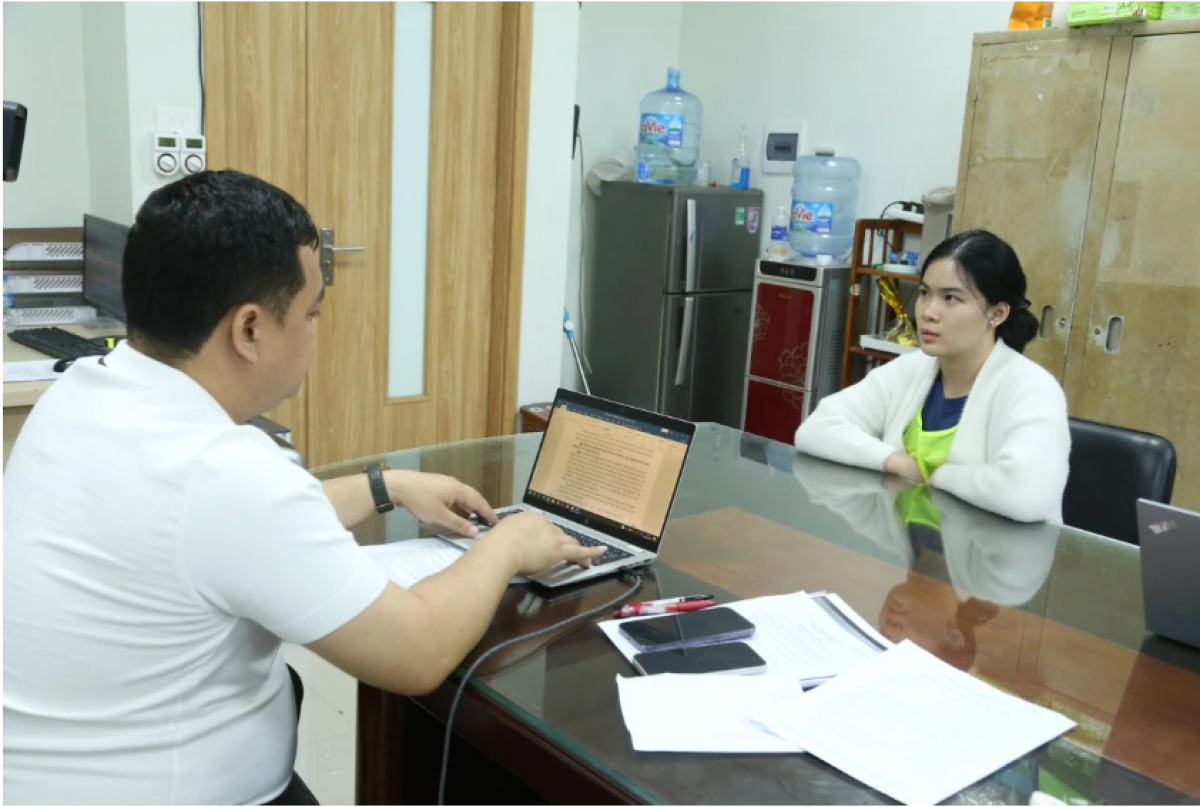 Bị can Phạm Trần Phương Anh trong đường dây lừa đảo (bên phải) tại cơ quan công an
(Ảnh: Công an tỉnh Bắc Ninh)