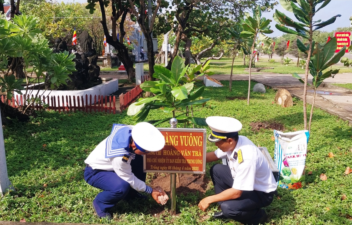 Trồng cây lưu niệm trên đảo Sinh Tồn