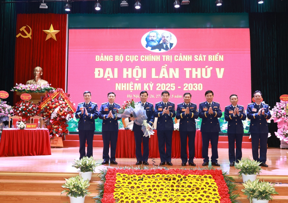 Trung tướng Bùi Quốc Oai tặng hoa chúc mừng BCH Đảng bộ Cục Chính trị Cảnh sát biển
Nhiệm kỳ 2025-2030