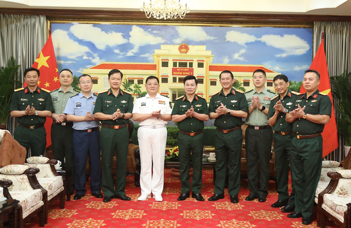 trung_tuong_do_xuan_tung_va_thieu_tuong_chu_hai_van_chup_anh_voi_cac_dai_bieu.jpg