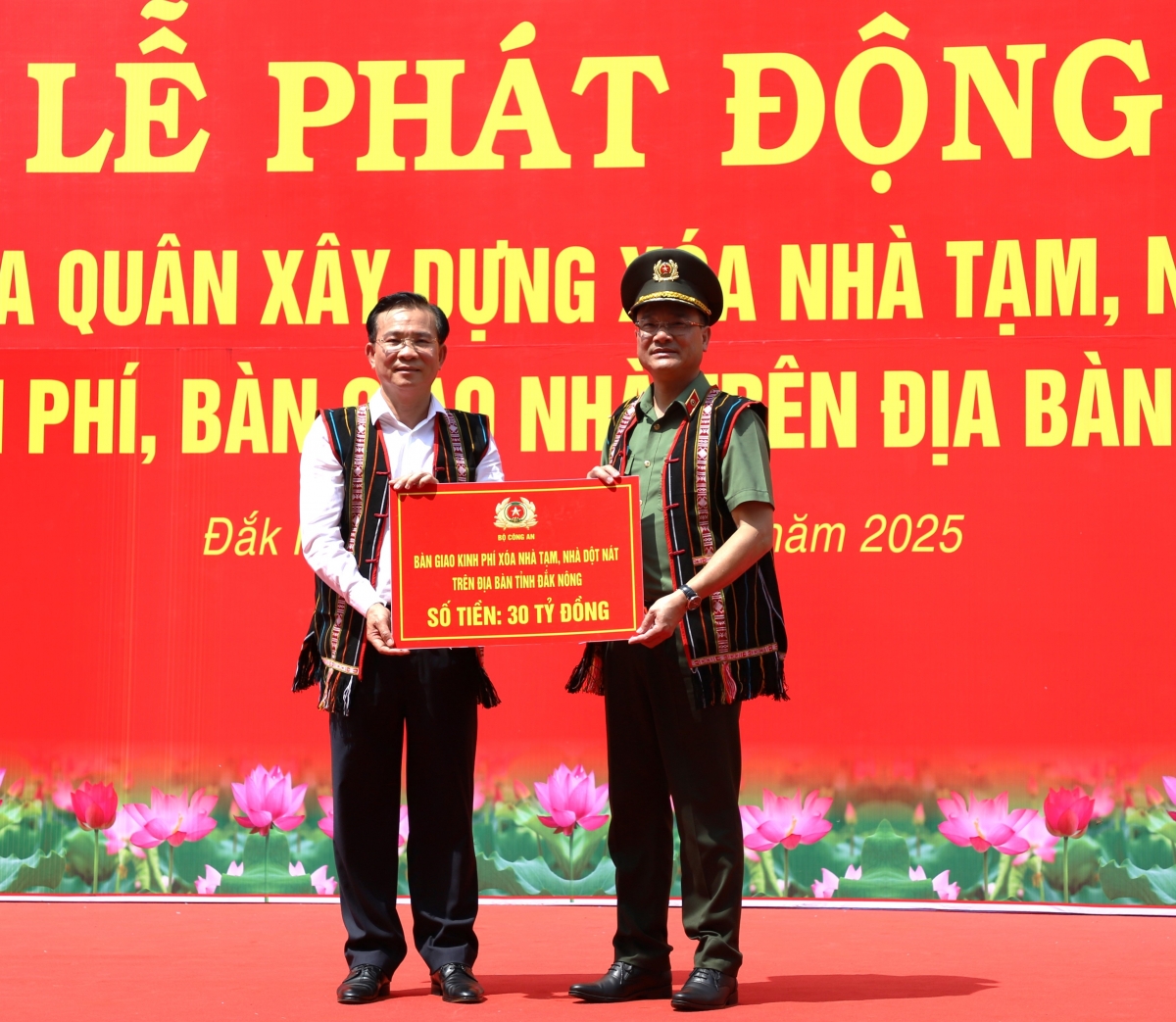 Trung tướng Phạm Thế Tùng - Thứ trưởng Bộ Công an trao 30 tỷ đồng cho lãnh đạo UND tỉnh Đắk Nông để xoá nhà dột nát cho hộ khó khăn về nhà ở tại Đắk Nông.