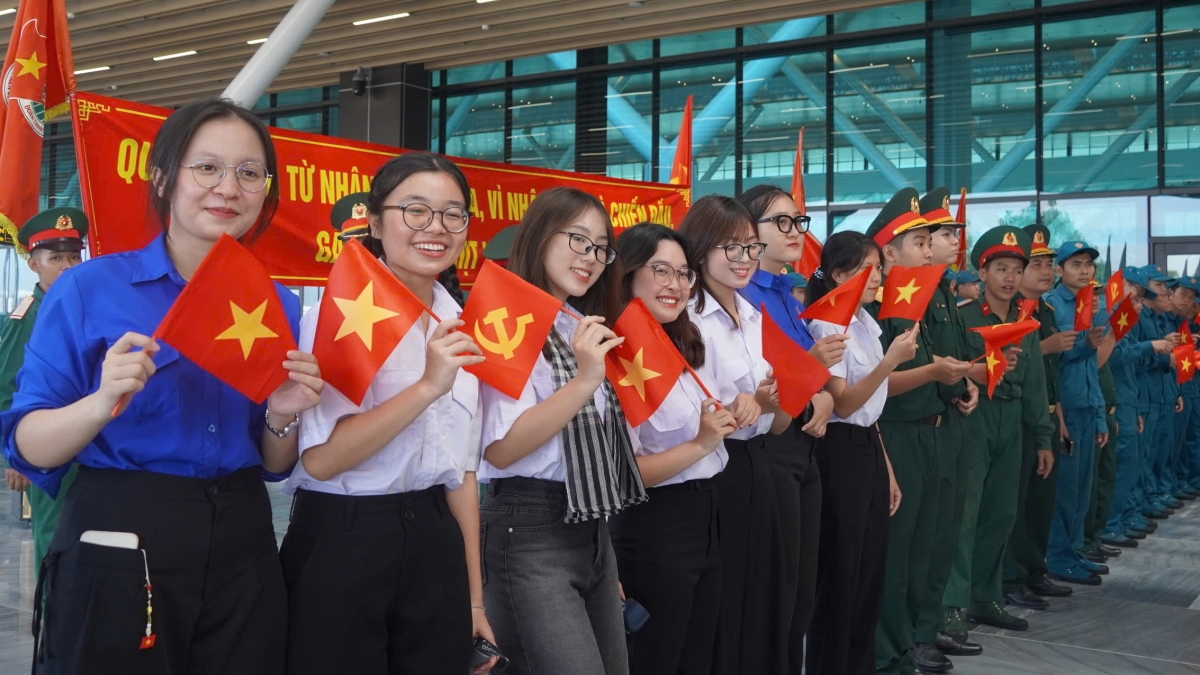 Các bạn đoàn viên, thanh niên tới tiễn chân lực lượng diễu binh