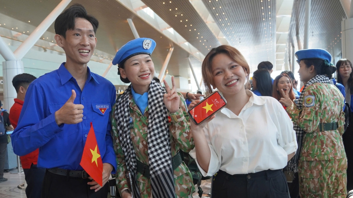Tranh thủ chụp hình lưu giữ kỷ niệm cùng các chiến sỹ.