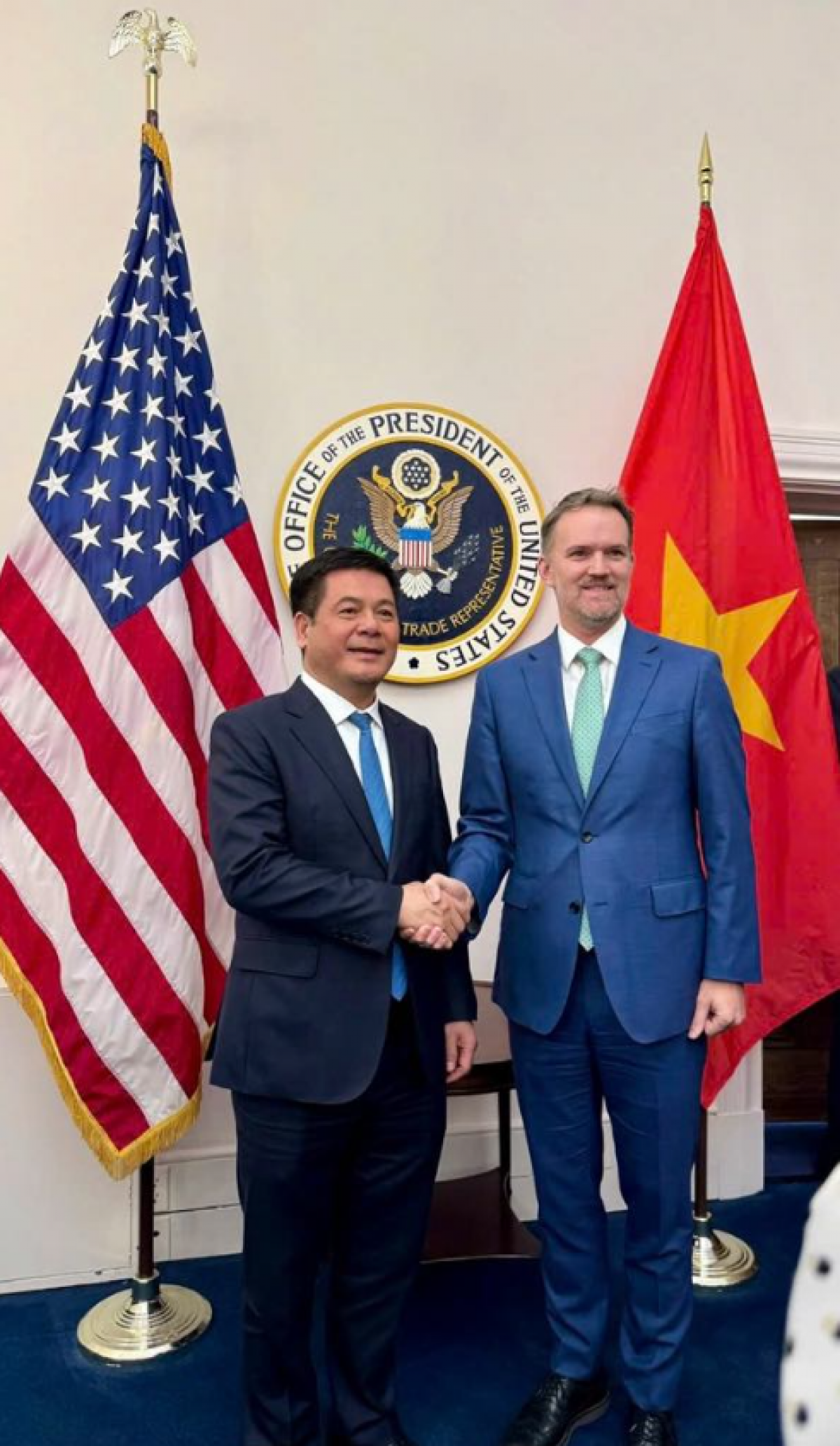 Bộ trưởng Bộ Công Thương, Trưởng đoàn đàm phán Chính phủ Nguyễn Hồng Diên và Trưởng Đại diện Thương mại Hoa Kỳ Jamieson Greer