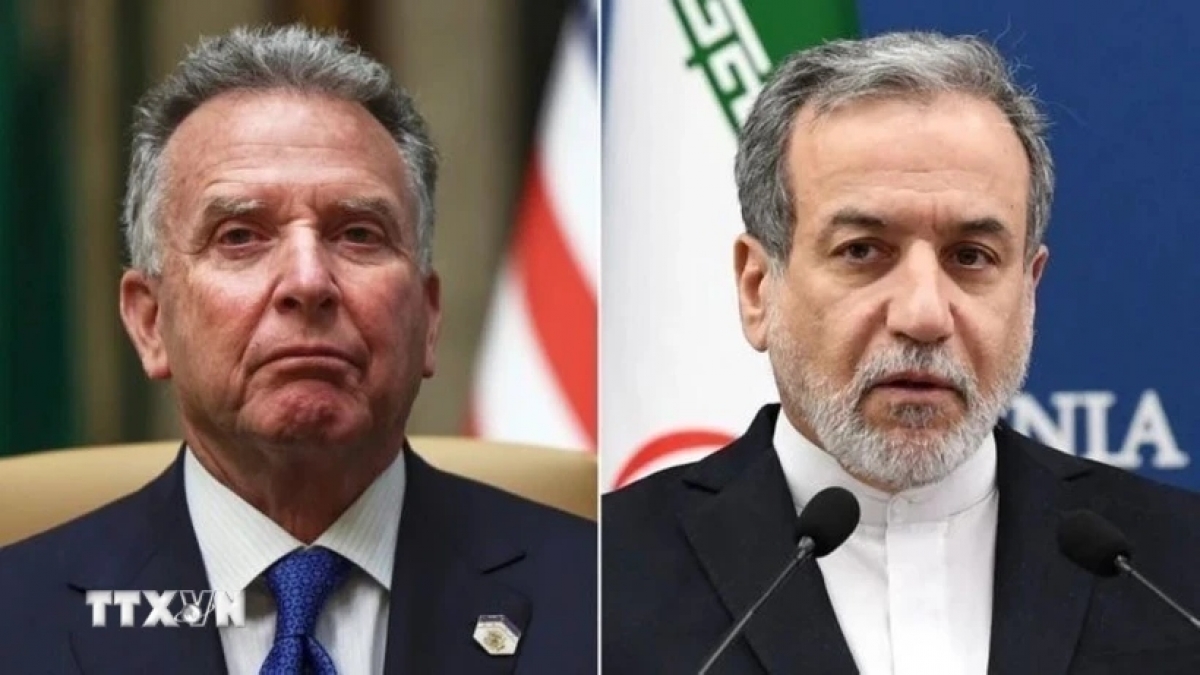 Đặc phái viên của Tổng thống Mỹ, ông Steve Witkoff (trái), và Ngoại trưởng Iran Abbas Araghchi. (Ảnh: IRNA/TTXVN)