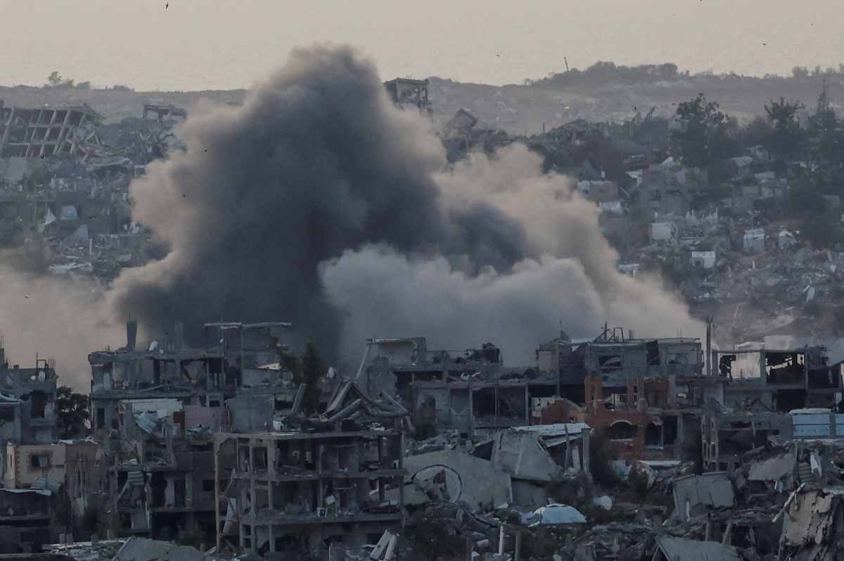 Khói bốc lên sau vụ không kích của Israel xuống thành phố Gaza.