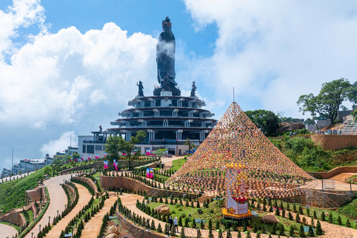 Núi Bà Đen tổ chức nhiều hoạt động nhân dịp Vesak 2025.