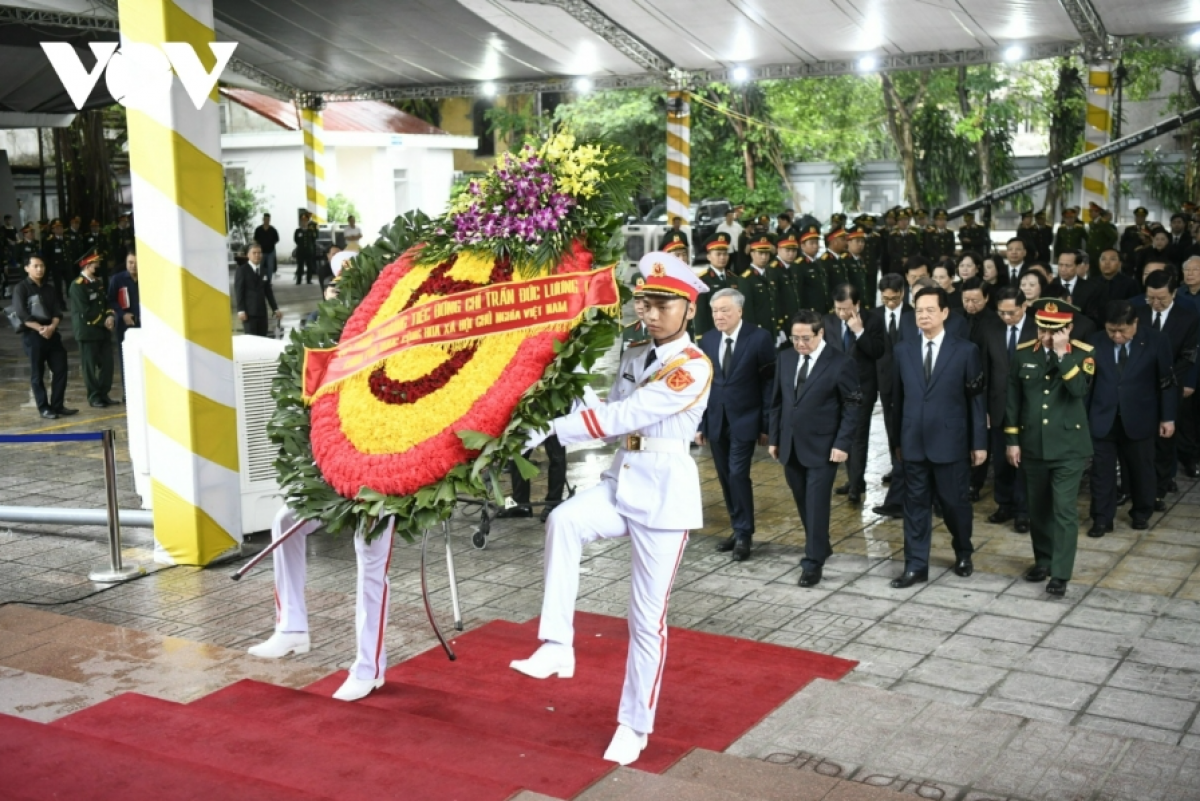 Thủ tướng Phạm Minh Chính, nguyên Thủ tướng Nguyễn Tấn Dũng, Phó Thủ tướng thường trực Nguyễn Hòa Bình và đoàn vào viếng nguyên Chủ tịch nước Trần Đức Lương. Ảnh: Quảng Trung