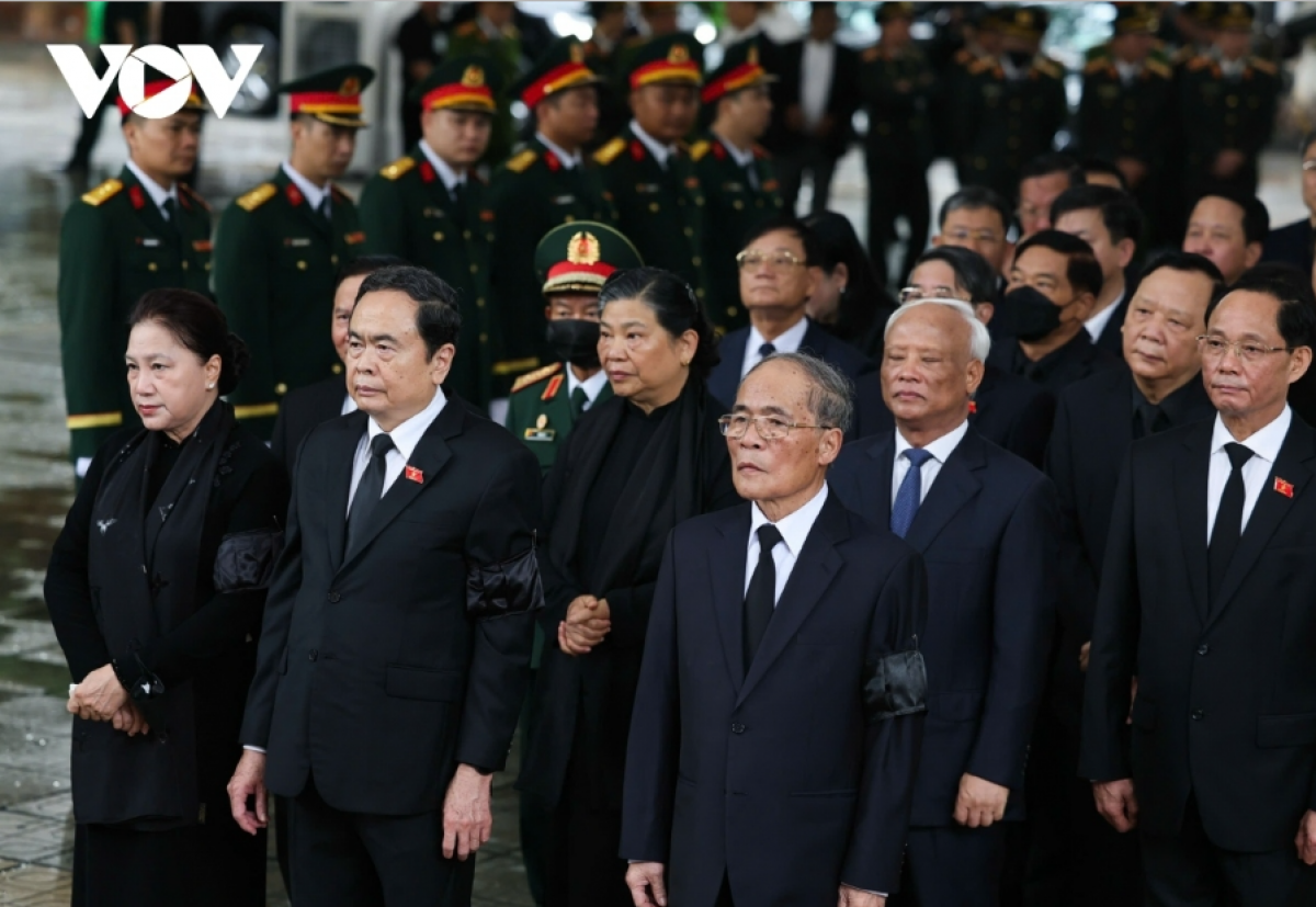 Chủ tịch Quốc hội Trần Thanh Mẫn, các nguyên Phó Chủ tịch Quốc hội Nguyễn Sinh Hùng, Nguyễn Thị Kim Ngân và đoàn vào viếng nguyên Chủ tịch nước Trần Đức Lương tại tại Nhà tang lễ quốc gia (Hà Nội). Ảnh: Quang Trung