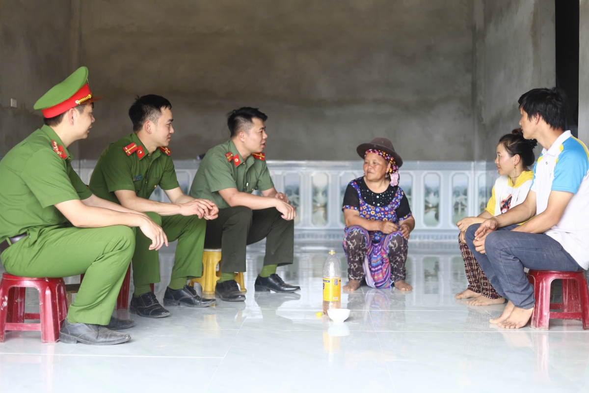 Thăm hỏi gia đình anh Lý Seo Say