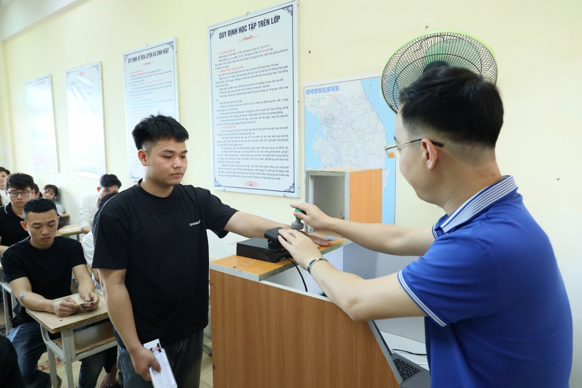 Thí sinh làm thỉ tục thi tiếng Hàn năm 2025