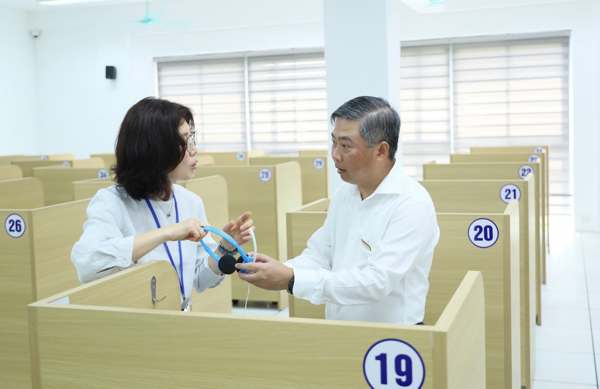 Ông Đặng Huy Hồng và bà un Jae Yeon kiểm tra phòng thi