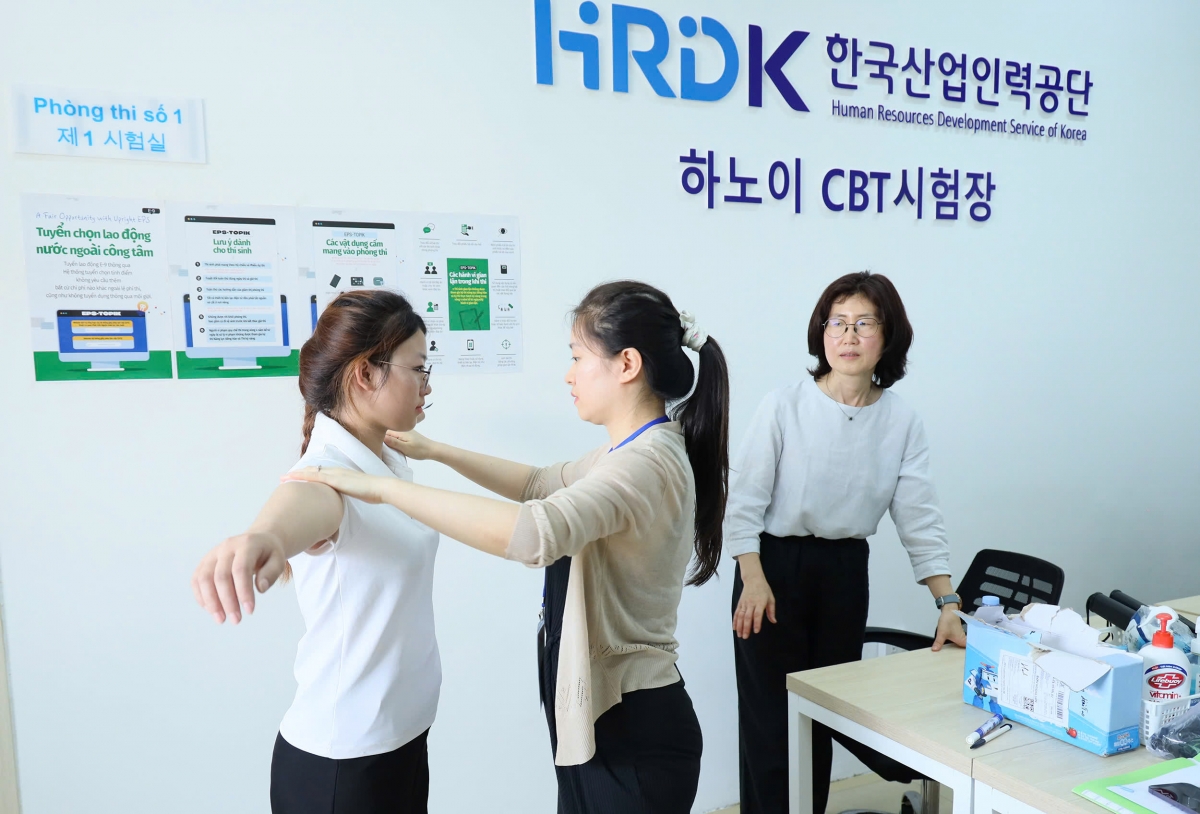 Trước khi bước vào phòng thi, thí sinh được cán bộ coi thi kiểm tra qua máy dò kim loại và kiểm tra trực tiếp bằng tay.