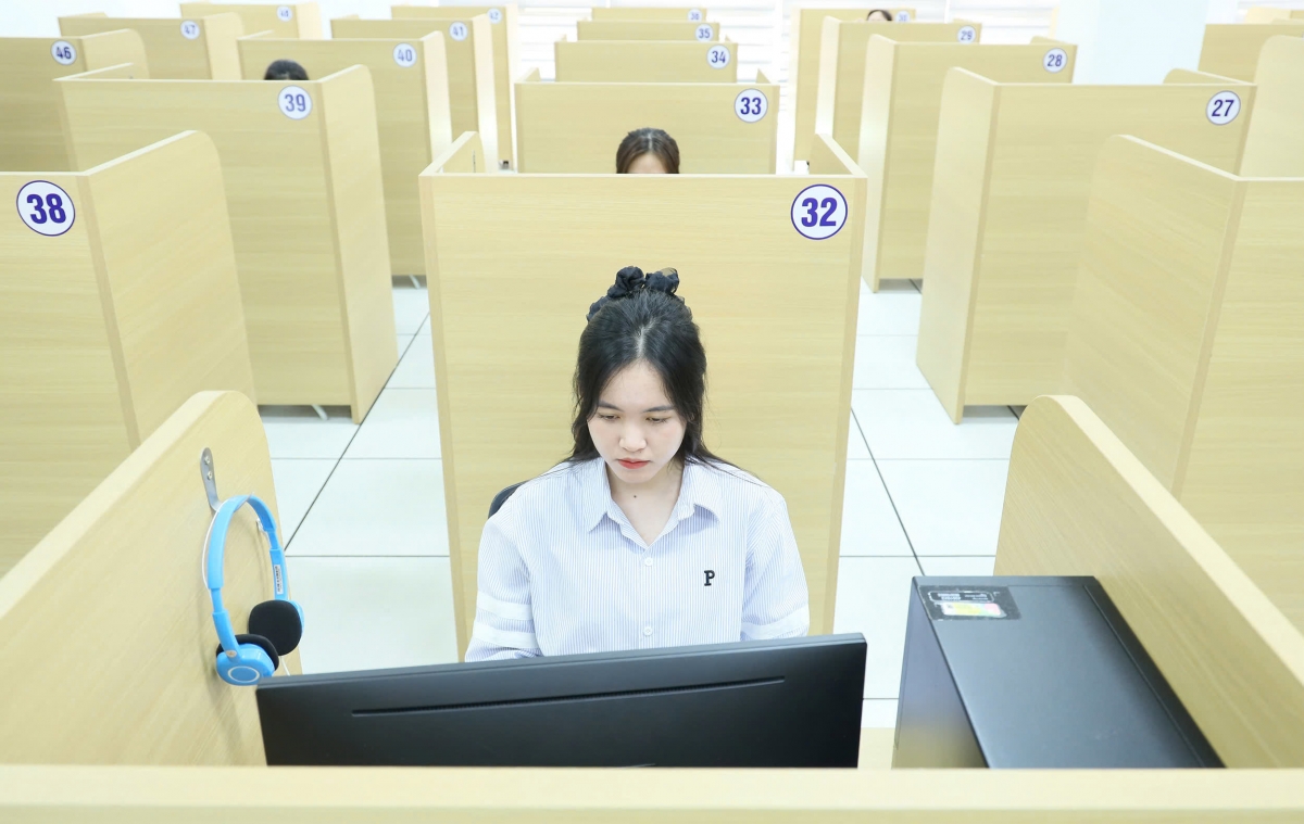 Thí sinh làm bài thi tiếng Hàn trên máy tính năm 2025