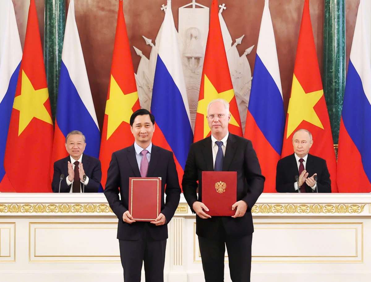 Ông Kirill Dmitriev, Đại diện đặc biệt của Tổng thống Nga về kinh tế và đầu tư nước ngoài, Tổng Giám đốc Quỹ Đầu tư Trực tiếp Nga (RDIF) đại diện phía Nga trao đổi văn kiện hợp tác với ông Ngô Chí Dũng, Chủ tịch kiêm Tổng Giám đốc Công ty vắc xin VNVC trước sự chứng kiến của Tổng thống Nga Putin và Tổng Bí thư Tô Lâm.