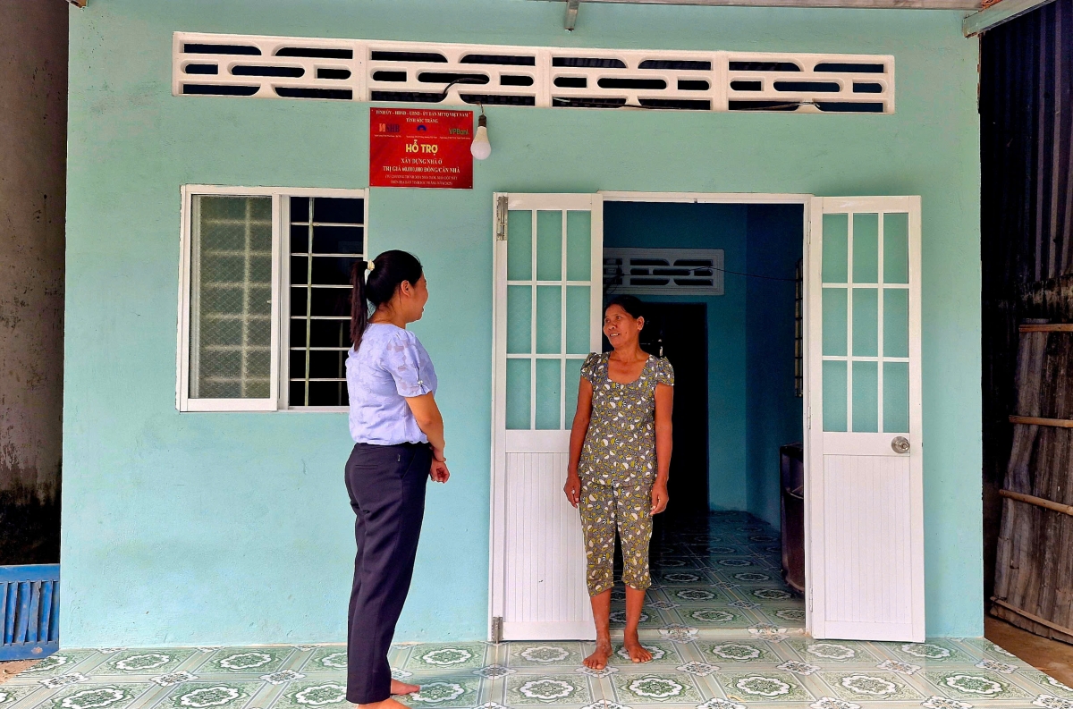 Bà Thạch Thị Thương, hộ dân tộc Khmer ở ấp Phước Quới, xã Phú Tân, huyện Châu Thành vừa được nhà nước hỗ trợ căn nhà mới.
