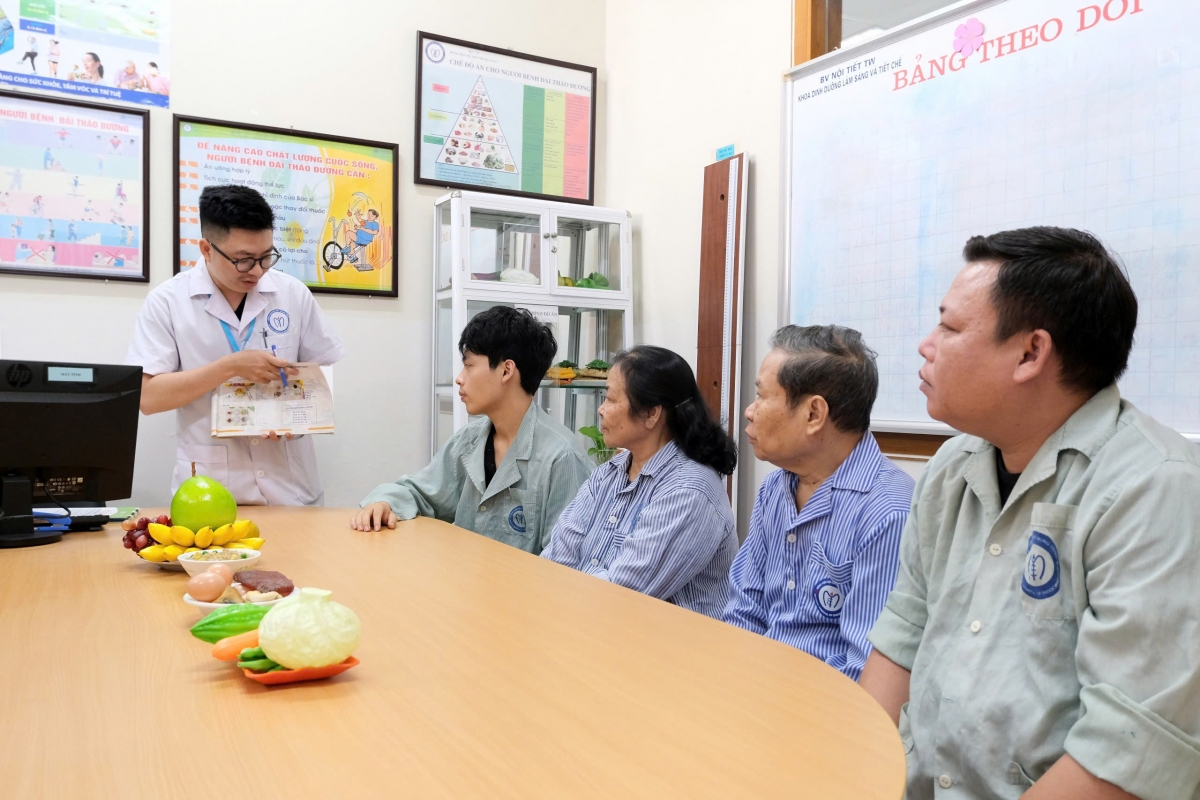 Bác sỹ tư vấn dinh dưỡng cho bệnh nhân đái tháo đường