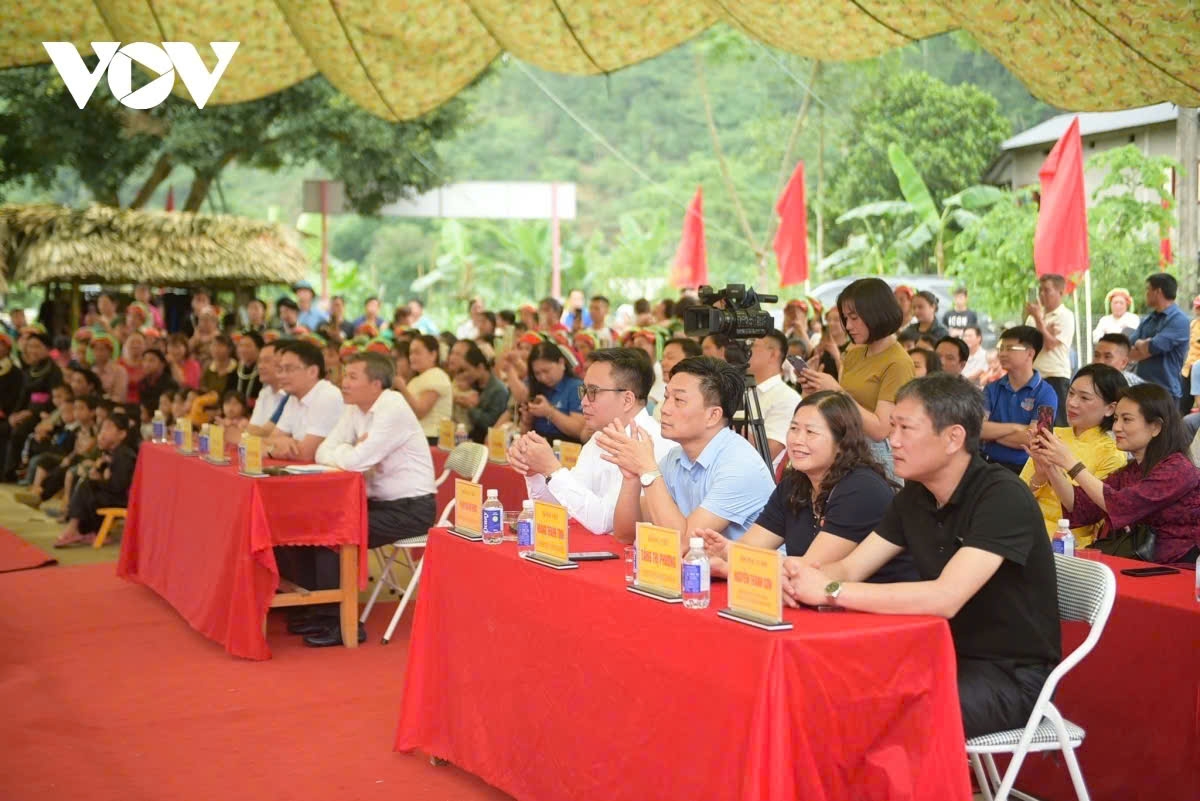 Đại biểu, thầy cô giáo và phujhuynh, học sinh dự Lễ khánh thành