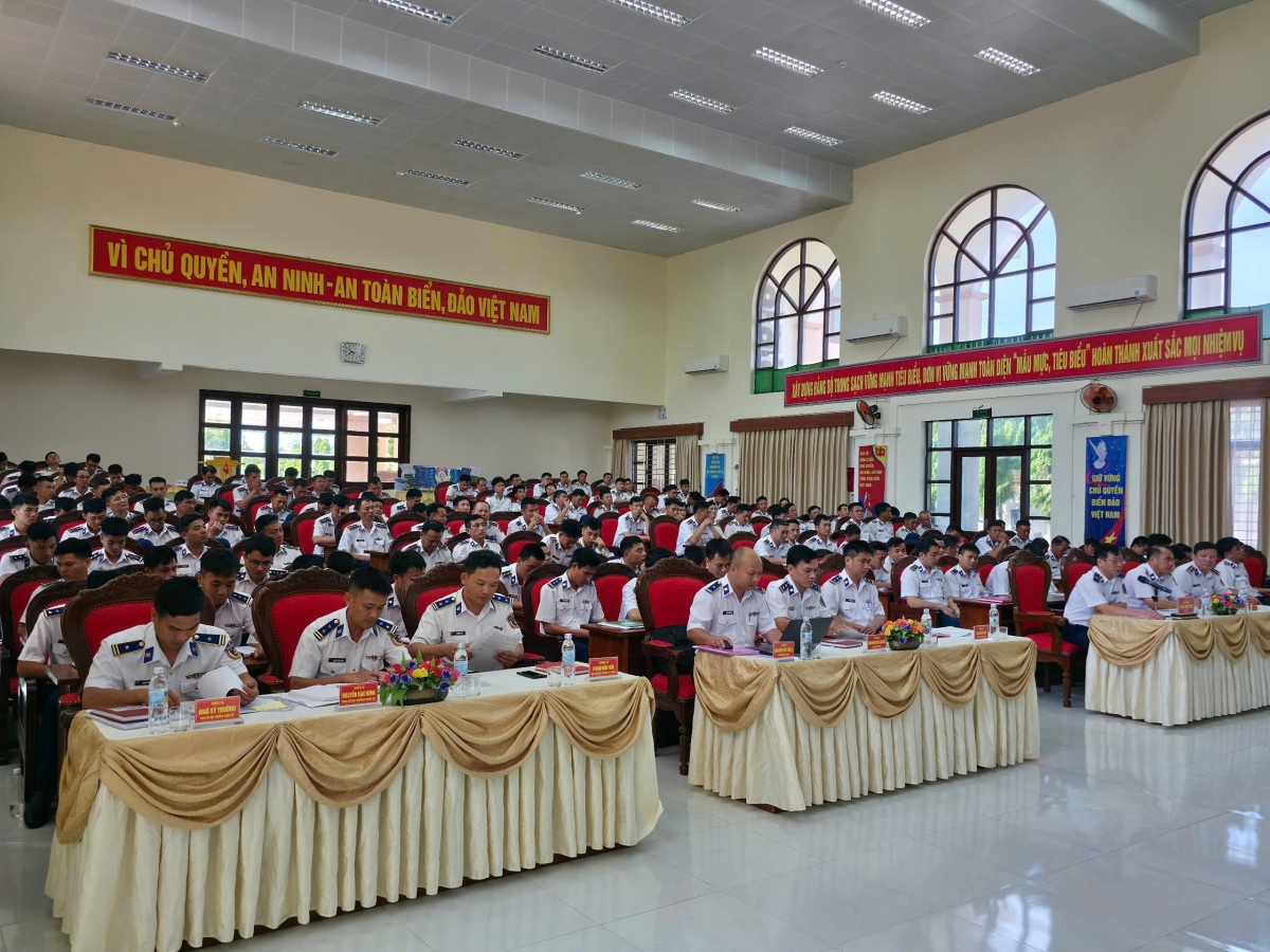 Các đại biểu tham dự hội nghị kiểm tra đơn vị vững mạnh toàn diện tại Hải đội 102, Vùng cảnh sát biển 1