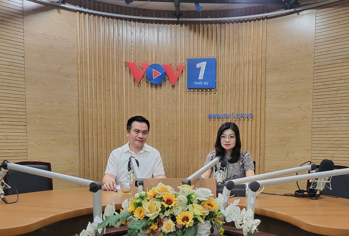 MC Nguyên Long và khách mời: ông Trần Viết Nguyên - Phó Trưởng ban Kinh doanh, Tập đoàn Điện lực Việt Nam (EVN).