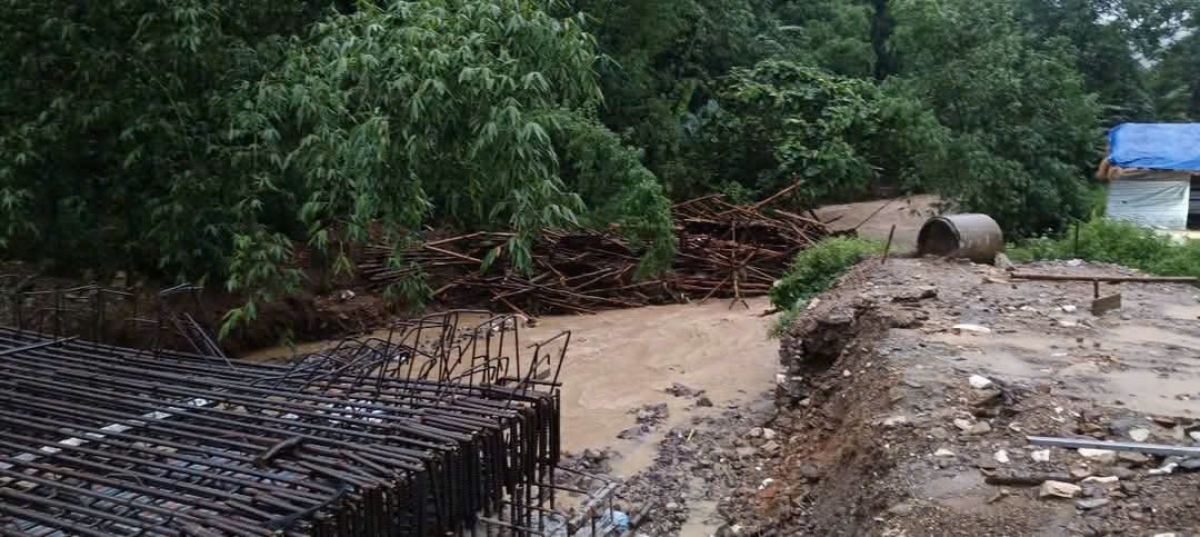 Mưa to khiến cầu tạm (phục vụ thi công cầu chính) bị trôi, tạm thời chia cắt xã Tân Phượng với bên ngoài.