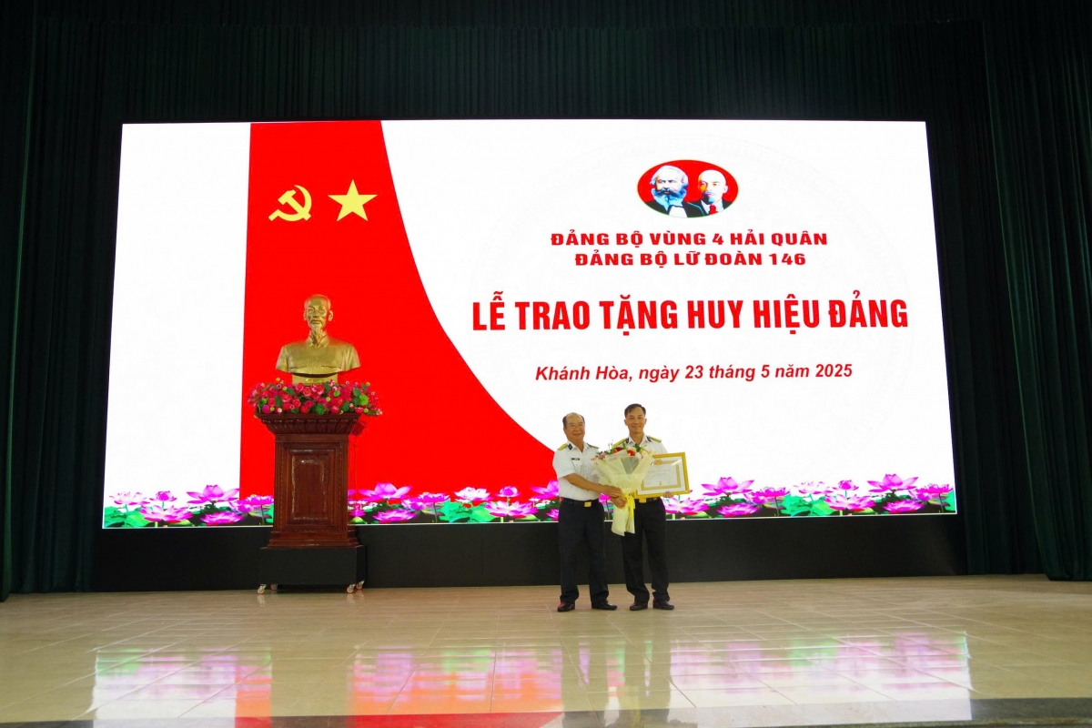 Chỉnh ủy Lữ đoàn 146, vùng 4 Hải quân trao huy hiệu 30 năm tuổi Đảng cho Đại tá Mai Quang Tiến, Phó Chính ủy Lữ đoàn 146